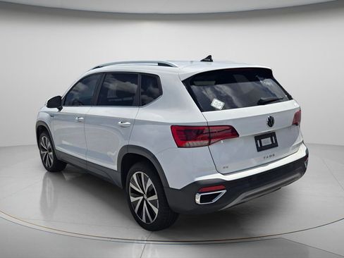 Used 2022 Volkswagen Taos SE FWD image 4