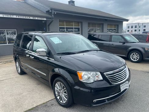 Used 2013 Chrysler Town & Country Touring-L w/ Entertainment Group #2 FWD image 19