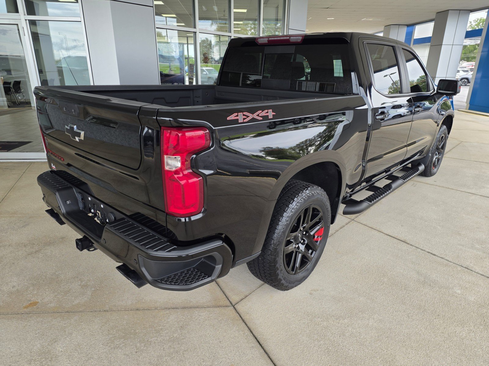 Used 2023 Chevrolet Silverado 1500 RST w/ Redline Edition AWD/4WD image 17