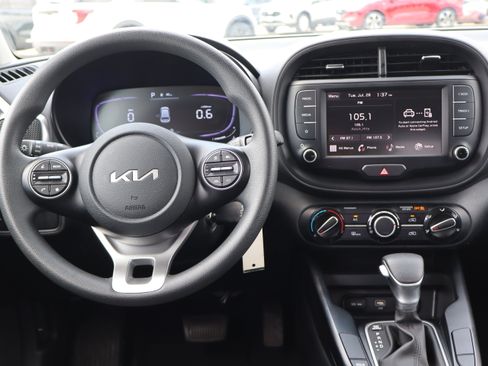 Used 2025 Kia Soul LX w/ LX Technology Package FWD image 13