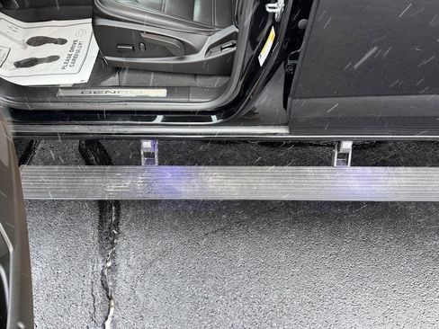 Used 2022 GMC Canyon Denali image 18