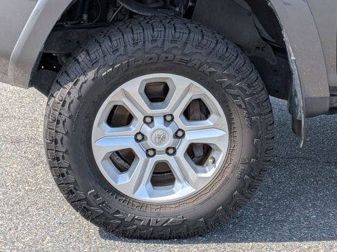 Used 2017 Toyota 4Runner SR5 AWD/4WD image 10