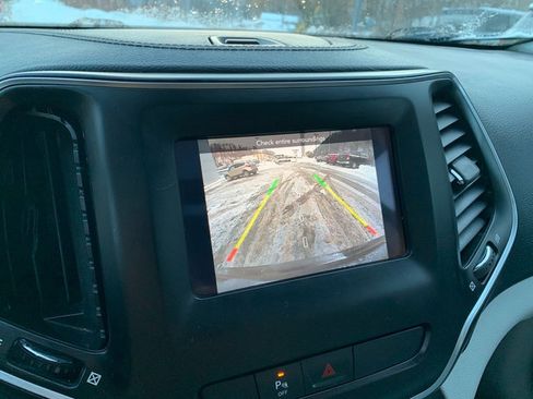 Used 2020 Jeep Cherokee Latitude Plus w/ Comfort/Convenience Group image 33