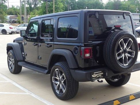 Used 2018 Jeep Wrangler Unlimited Sport AWD/4WD image 3
