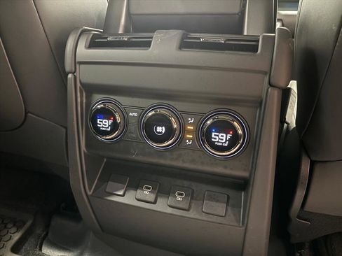 Used 2025 Land Rover Defender 110 image 38