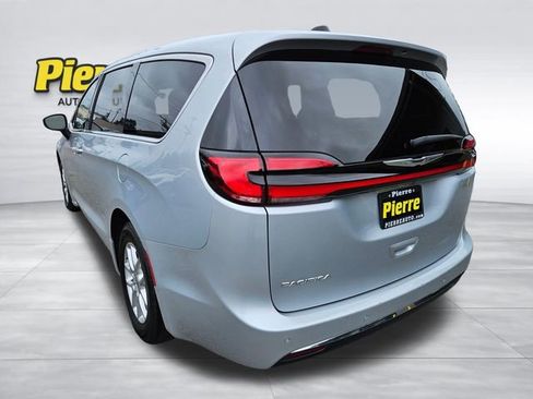 Used 2023 Chrysler Pacifica Touring-L FWD image 3