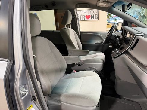 Used 2015 Toyota Sienna LE image 33