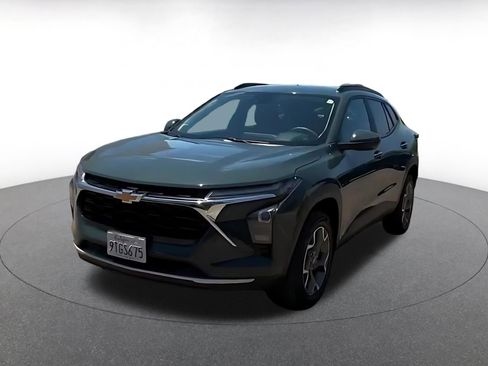 Used 2025 Chevrolet Trax LT FWD image 7