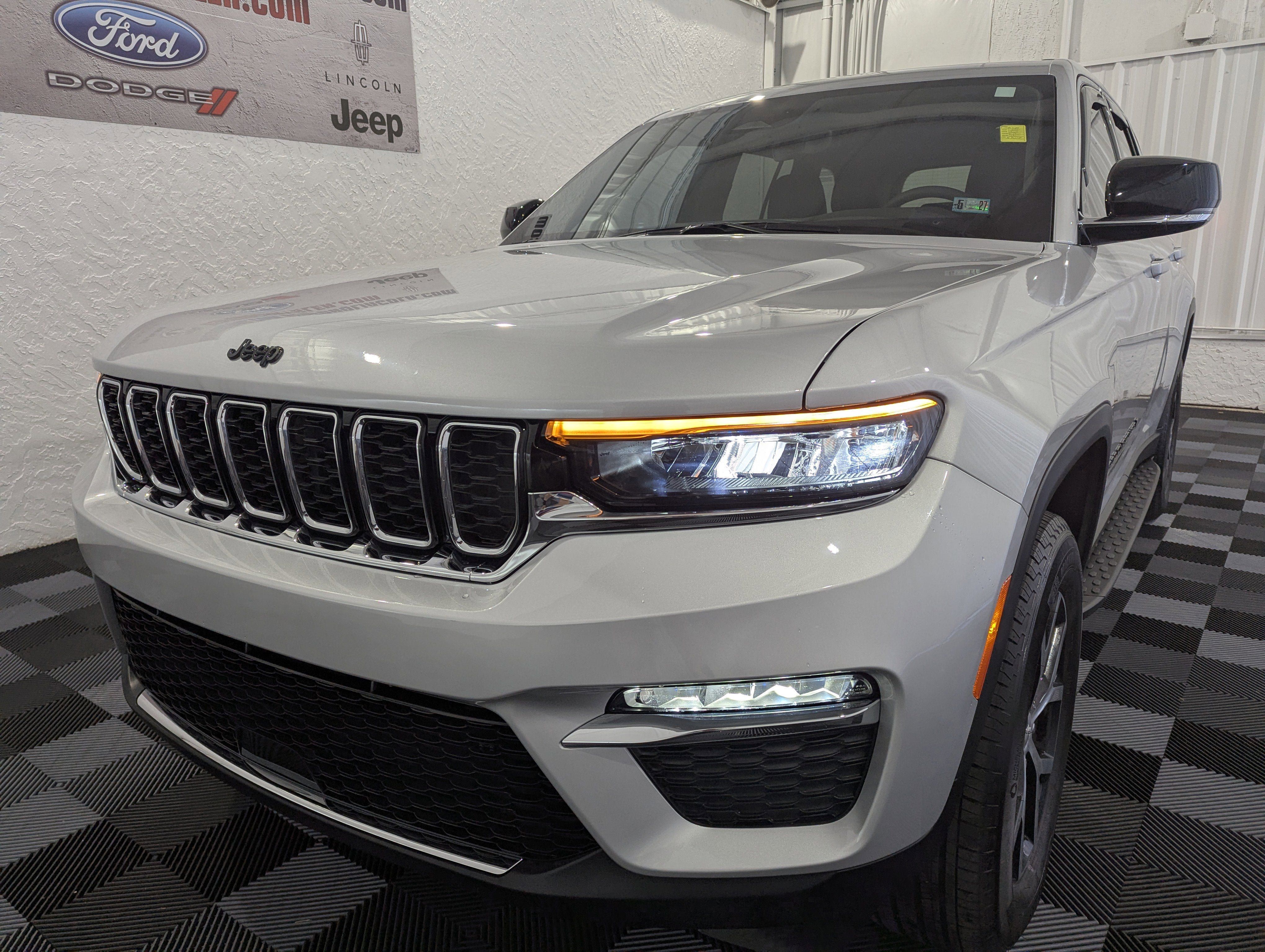 Used 2025 Jeep Grand Cherokee Limited w/ Trailer Tow Package AWD/4WD image 3