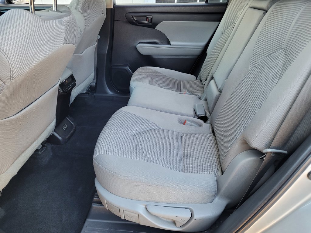 Used 2022 Toyota Highlander L FWD image 8