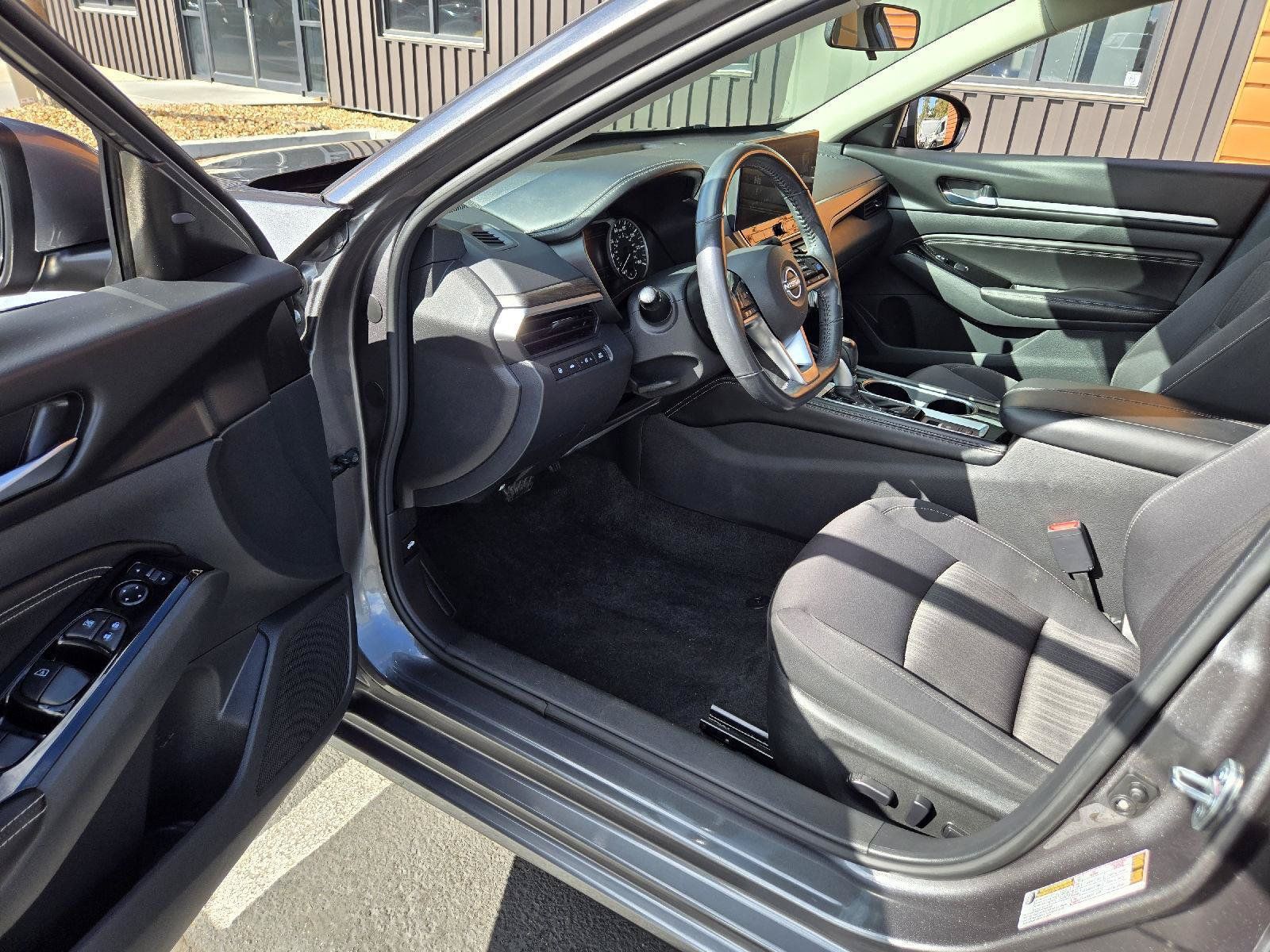 Used 2023 Nissan Altima 2.5 SV w/ SV Premium Package AWD/4WD image 9
