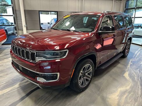 Used 2024 Jeep Wagoneer L Series II w/ Flexible Seating Group AWD/4WD image 38