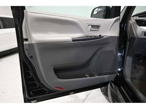 Used 2015 Toyota Sienna LE image 24
