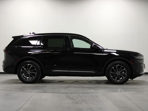 Used 2024 Lincoln Nautilus Premier image 3