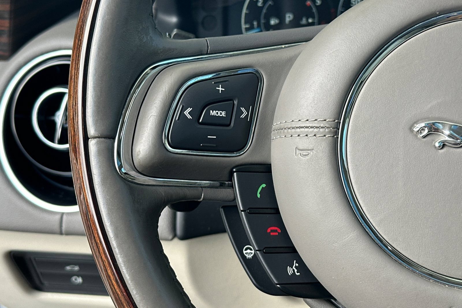 Used 2016 Jaguar XJ R-Sport RWD image 29