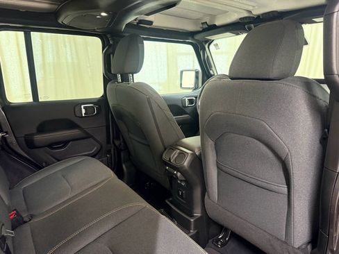 Used 2025 Jeep Wrangler Sahara image 22