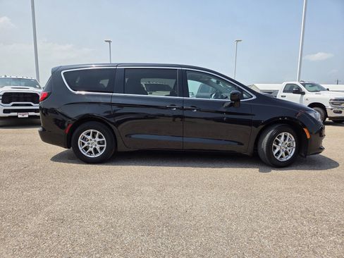 Used 2023 Chrysler Voyager LX FWD image 9