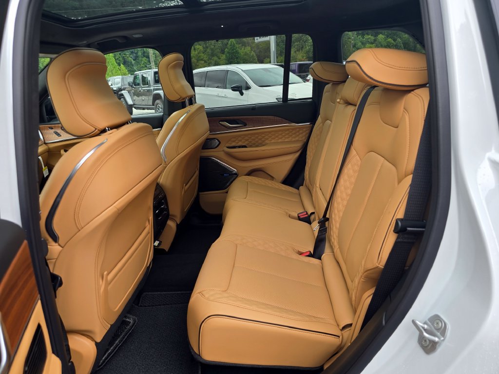 New 2027 Jeep Grand Cherokee Summit AWD/4WD image 12
