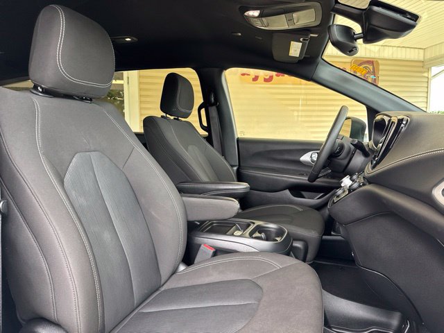 Used 2023 Chrysler Pacifica Touring FWD image 31