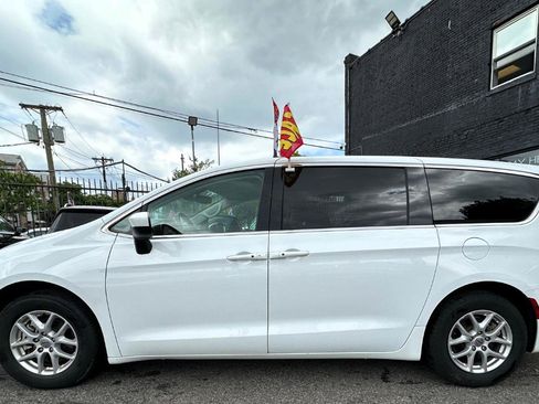 Used 2023 Chrysler Voyager LX FWD image 4