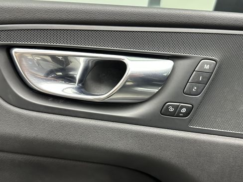 Used 2020 Volvo XC60 T5 Momentum image 13