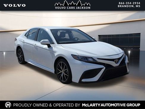 Used 2024 Toyota Camry SE FWD image 1