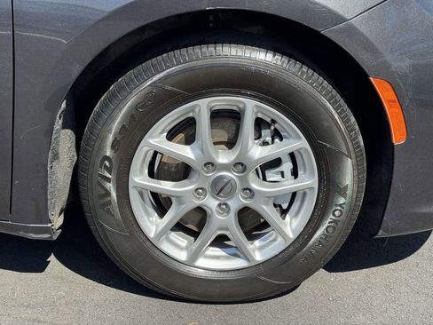 Used 2023 Chrysler Pacifica Touring-L FWD image 26