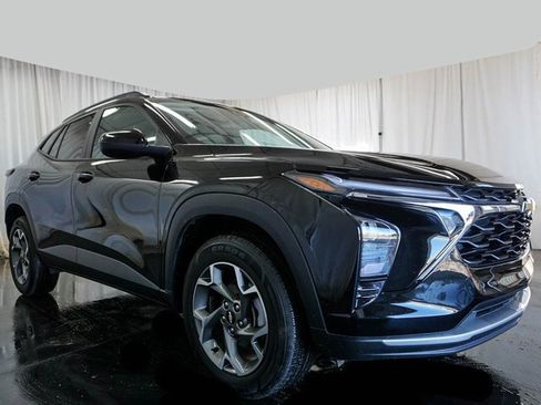 Used 2025 Chevrolet Trax LT image 2