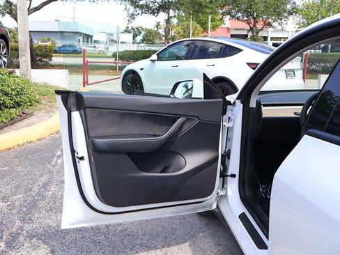 Used 2021 Tesla Model Y Long Range AWD/4WD image 32