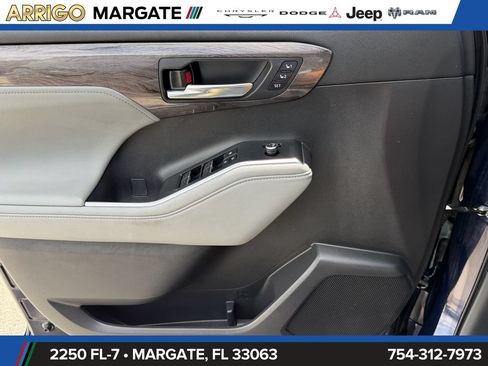 Used 2024 Toyota Highlander Platinum FWD image 40