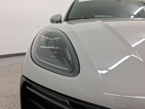 Used 2026 Porsche Macan AWD/4WD image 12