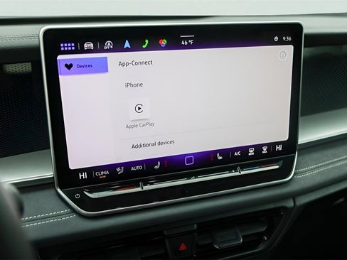 Used 2025 Volkswagen Tiguan SE image 17