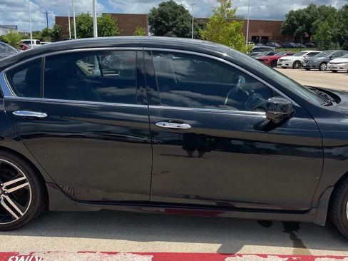 Used 2017 Honda Accord Touring image 11