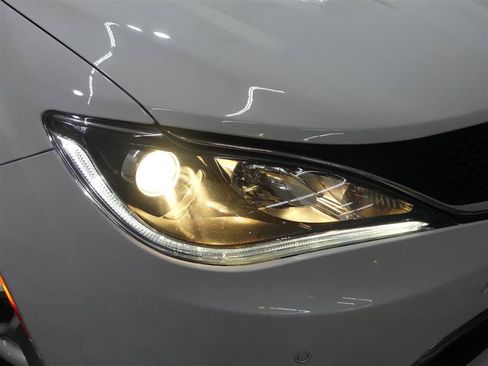 Used 2018 Chrysler Pacifica Touring-L Plus w/ Advanced Safetytec Group FWD image 14