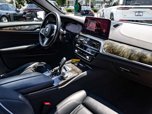 Used 2022 BMW M550i xDrive AWD/4WD image 16