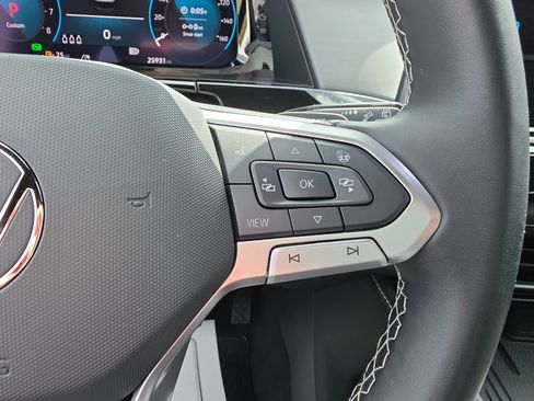 Used 2025 Volkswagen Atlas Cross Sport SE w/ Panoramic Sunroof Package image 17