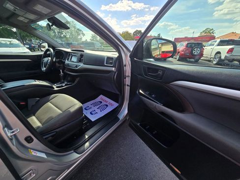 Used 2019 Toyota Highlander FWD V6 image 23