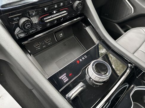 Used 2023 Jeep Grand Cherokee Limited w/ Luxury Tech Group II AWD/4WD image 16