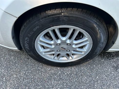 Used 2009 Ford Focus SE FWD image 10