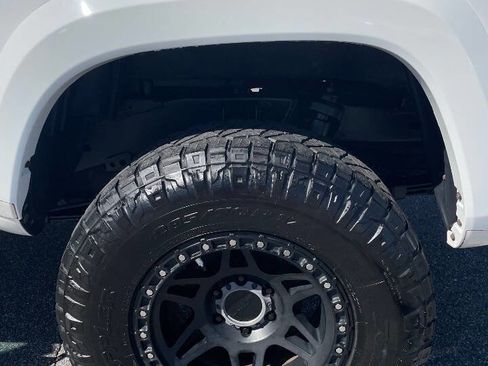 Used 2017 Toyota Tacoma TRD Sport image 30