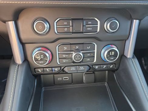 Used 2024 GMC Yukon SLT w/ SLT Premium Package AWD/4WD image 26