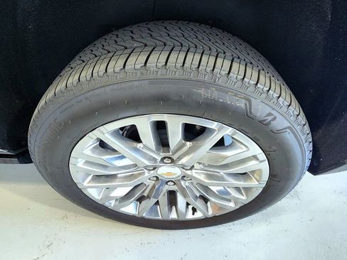 Used 2025 Chevrolet Suburban Premier AWD/4WD image 64