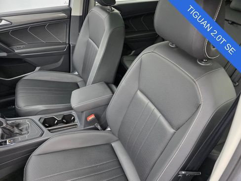 Used 2023 Volkswagen Tiguan SE w/ Panoramic Sunroof Package FWD image 11