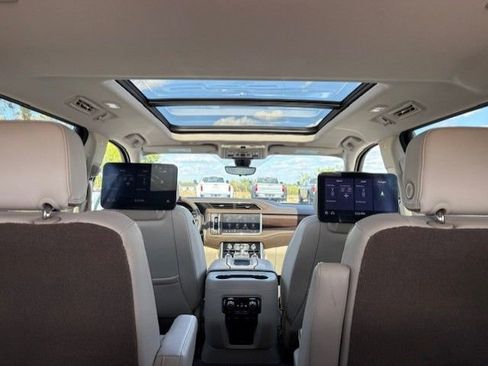 Used 2021 GMC Yukon Denali w/ Denali Premium Package image 10