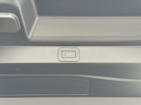 Certified 2025 Land Rover Range Rover SE image 12