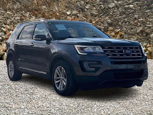 Used 2017 Ford Explorer XLT w/ Equipment Group 202A image 9