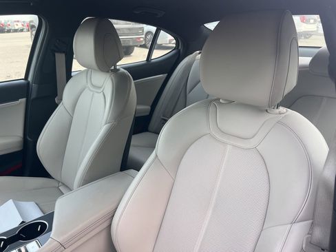 Used 2025 Genesis G70 2.5T image 12