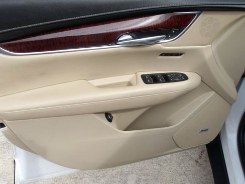Used 2018 Cadillac XT5 Luxury w/ Driver Awareness Package FWD image 18