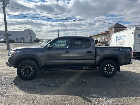 Used 2020 Toyota Tacoma TRD Off-Road image 2