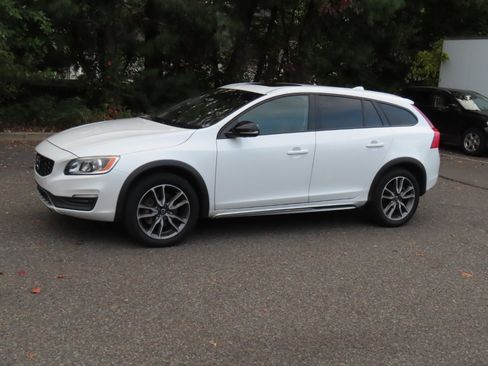 Used 2018 Volvo V60 T5 Cross Country w/ Convenience Package image 2